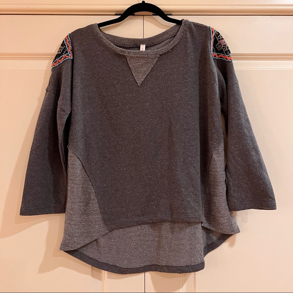 XHILERATION - GRAY TOP WITH BEADED DETAIL